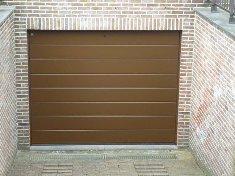 Hörmann - Klassieke garagepoort M-profilering Bruin, uit staal