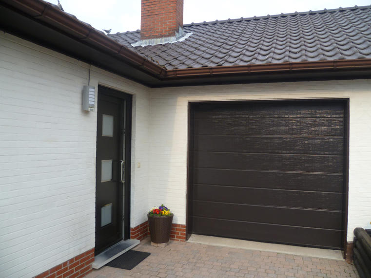 Hörmann - Klassieke garagepoort M-profilering Bruin, uit staal