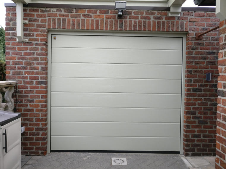 Hörmann - Klassieke garagepoort M-profilering Wit, uit staal