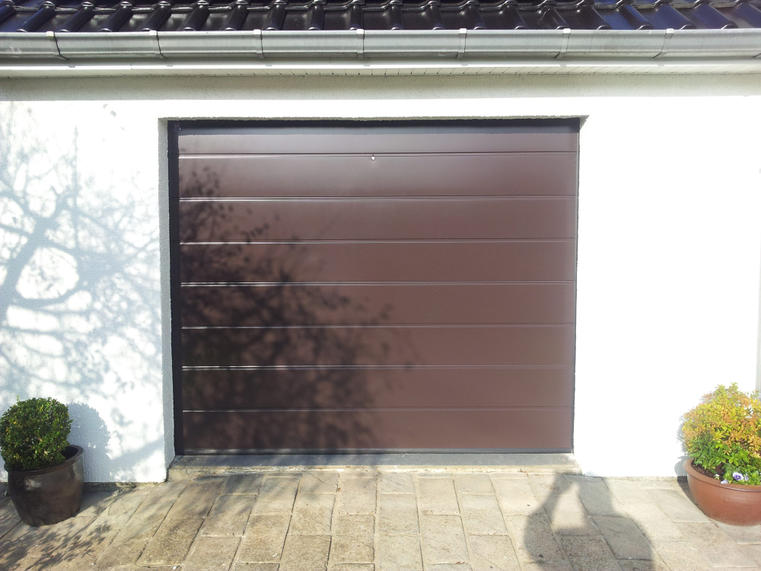 Hörmann - Klassieke garagepoort M-profilering Bruin, uit staal