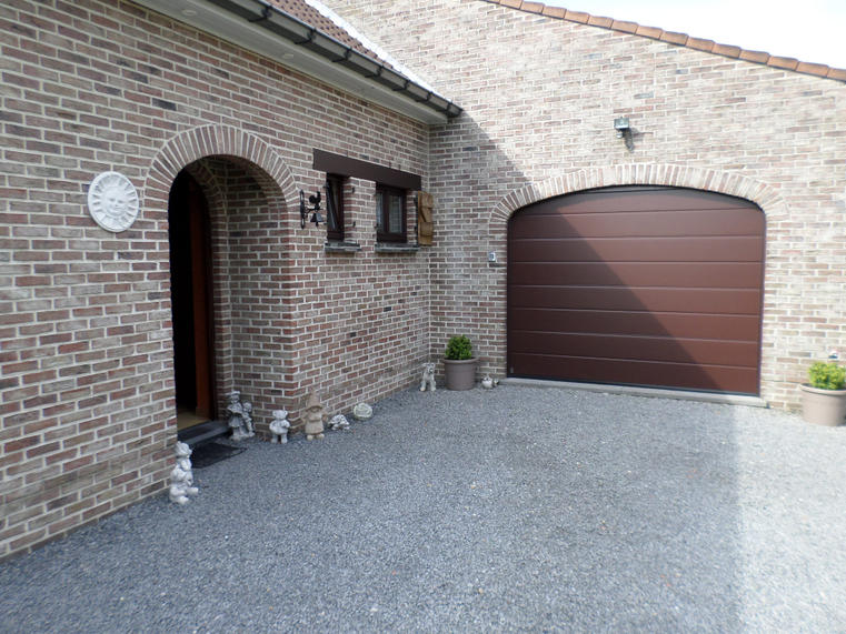 Hörmann - Klassieke garagepoort M-profilering Bruin, uit staal
