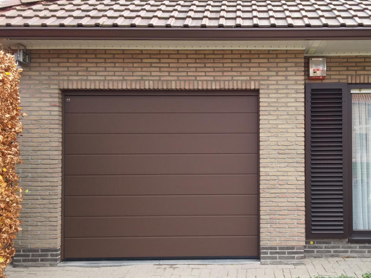Hörmann - Klassieke garagepoort L-profilering Bruin, uit staal