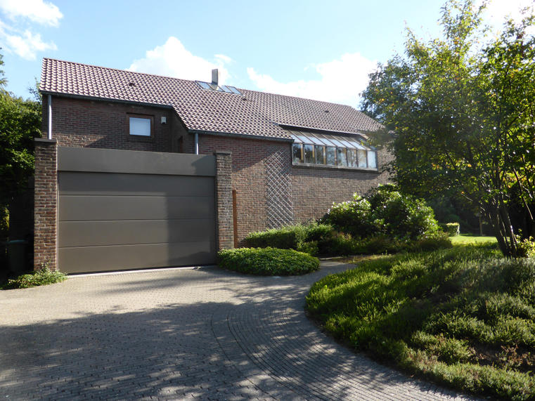 Hörmann - Klassieke garagepoort L-profilering Bruin, uit staal