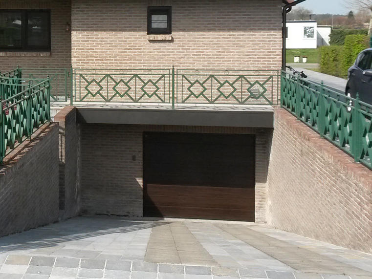 Hörmann - Klassieke garagepoort M-profilering Bruin, uit staal