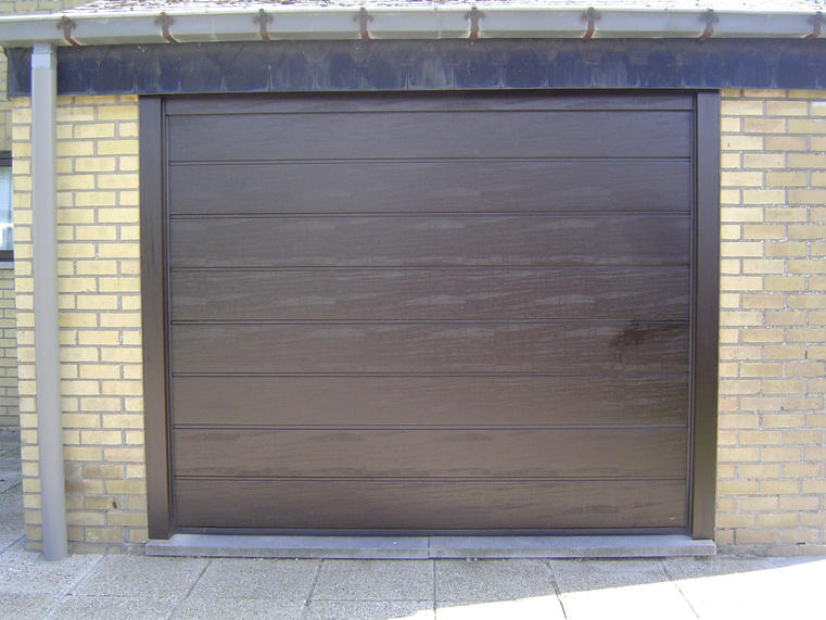 Hörmann - Klassieke garagepoort M-profilering Bruin, uit staal