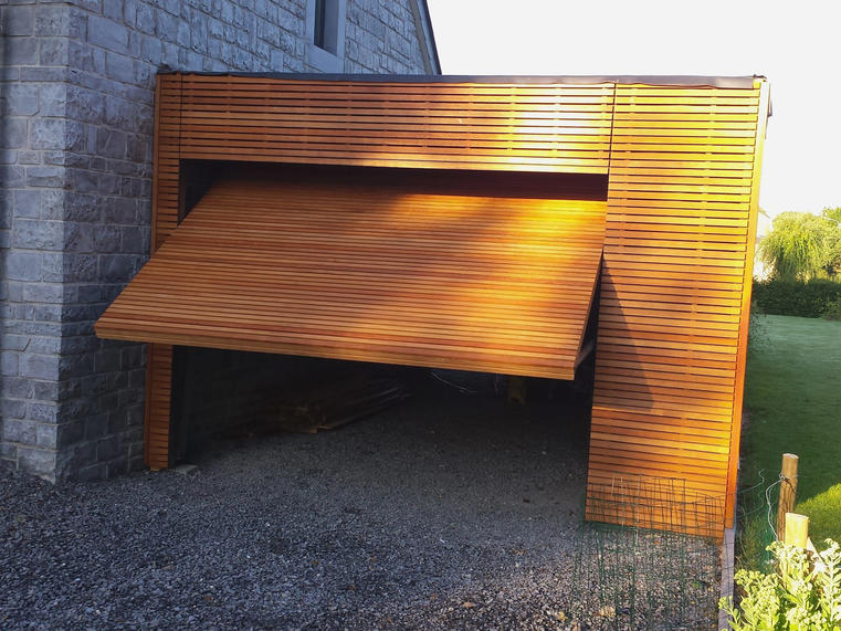 Hörmann - Porte basculante revêtue moderne  Aspect bois, en bois
