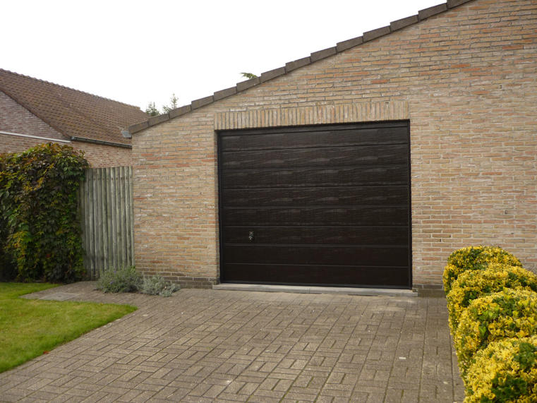 Hörmann - Klassieke garagepoort M-profilering Bruin, uit staal