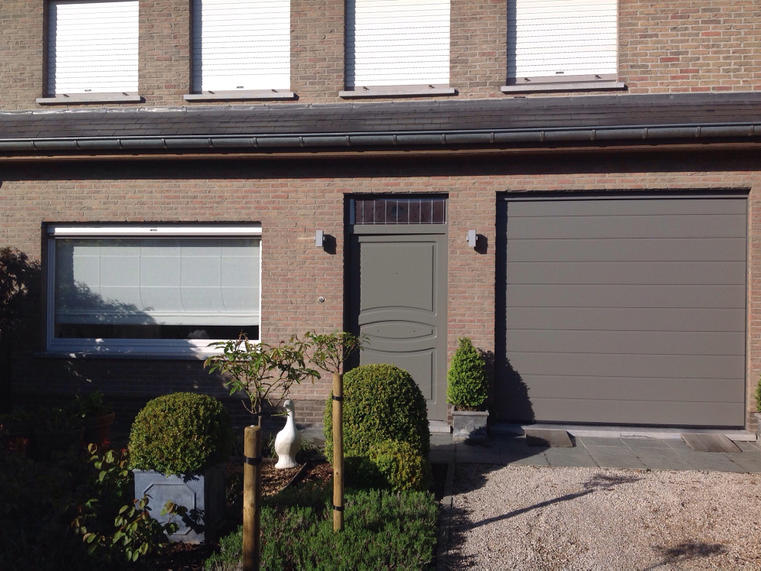 Hörmann - Klassieke garagepoort M-profilering Bruin, uit staal