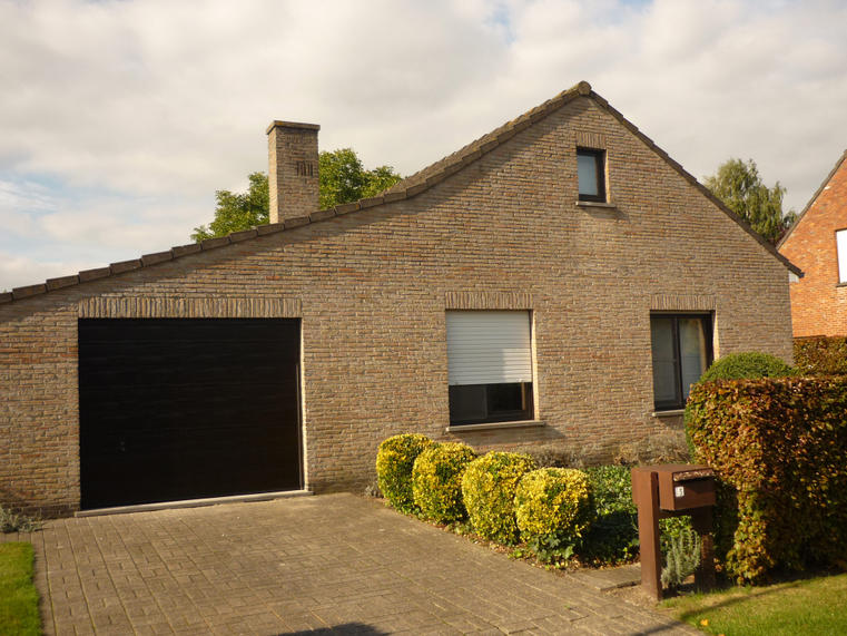 Hörmann - Klassieke garagepoort M-profilering Bruin, uit staal