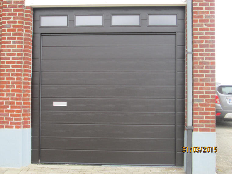 Hörmann - Klassieke garagepoort M-profilering Bruin, uit staal