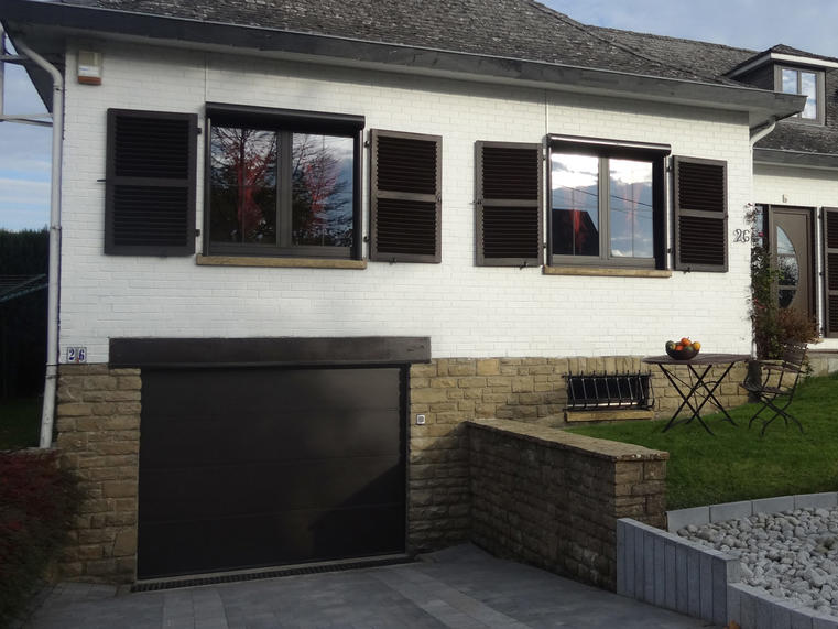 Hörmann - Klassieke garagepoort L-profilering Bruin, uit staal