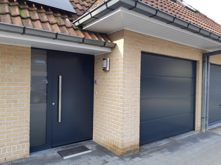 Hörmann - Porte de garage moderne Rainures-L Bleu, en aluminium