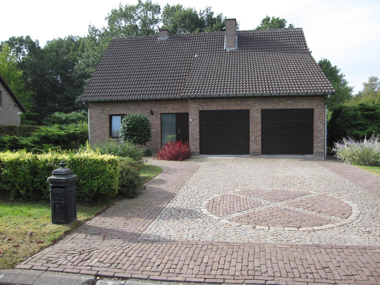 Hörmann - Klassieke garagepoort M-profilering Bruin, uit staal
