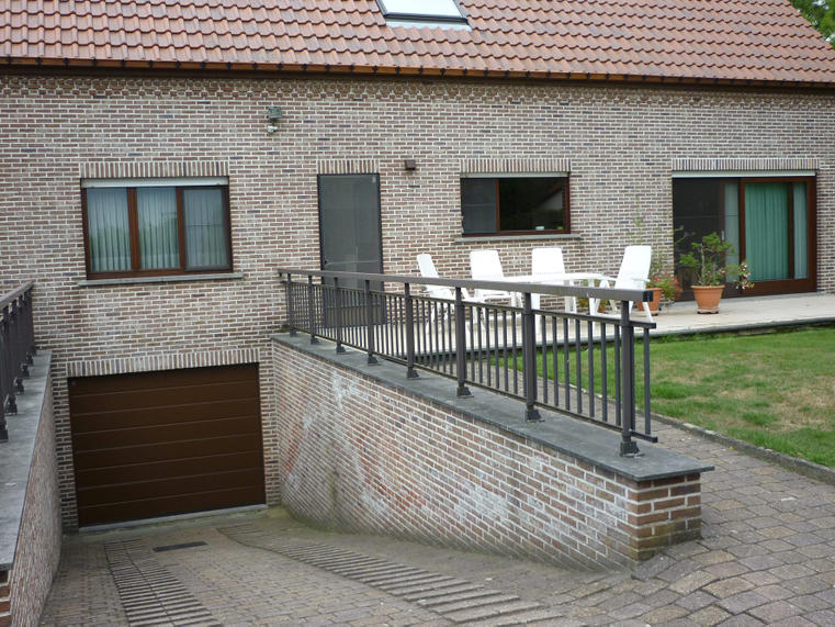 Hörmann - Klassieke garagepoort M-profilering Bruin, uit staal