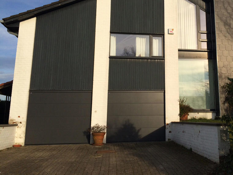 Hörmann - Klassieke garagepoort L-profilering Bruin, uit staal