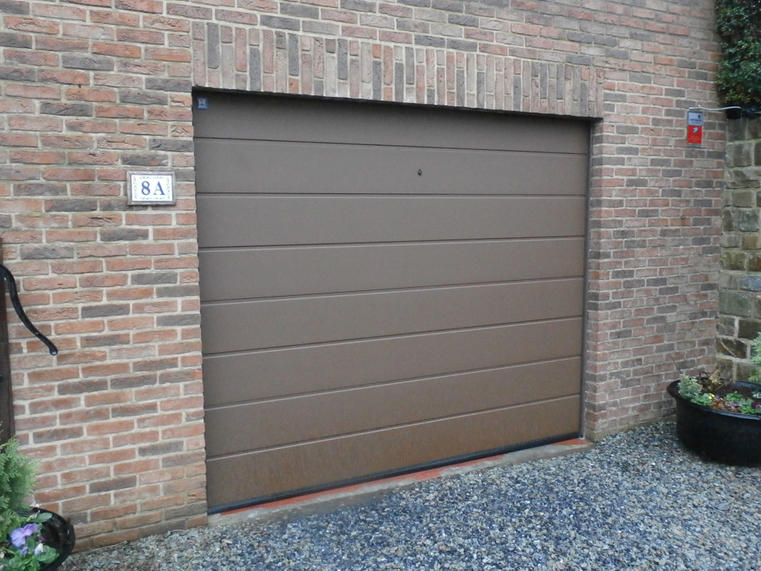 Hörmann - Klassieke garagepoort M-profilering Bruin, uit staal