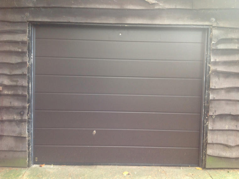 Hörmann - Klassieke garagepoort M-profilering Bruin, uit staal